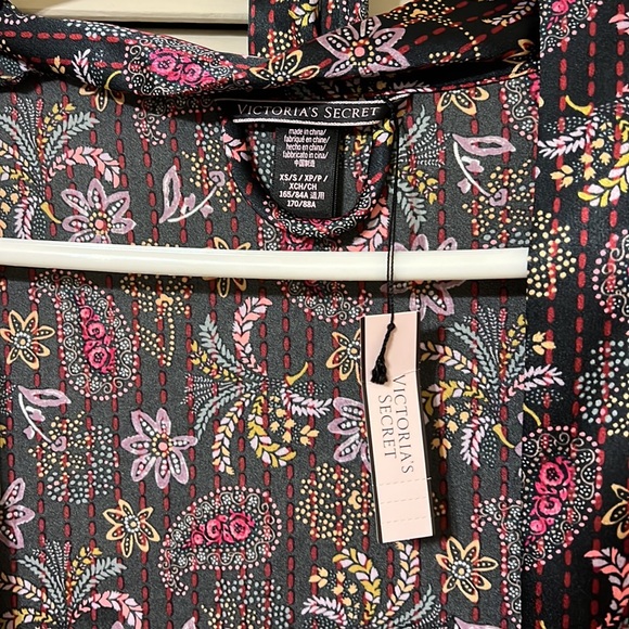 Victoria’s Secret robe size XS/S - black paisley pattern - Picture 2 of 3